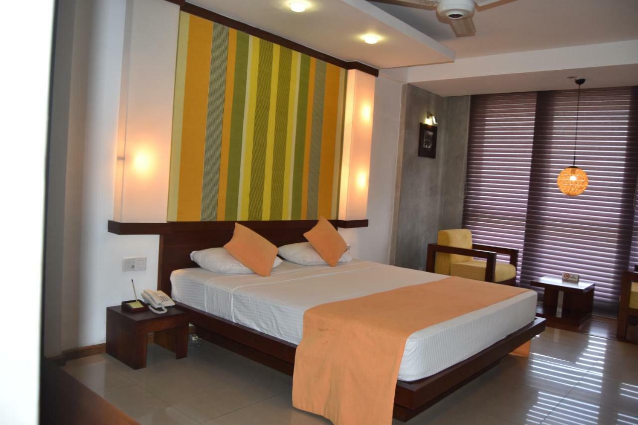 Hotel Topaz Канді Екстер'єр фото